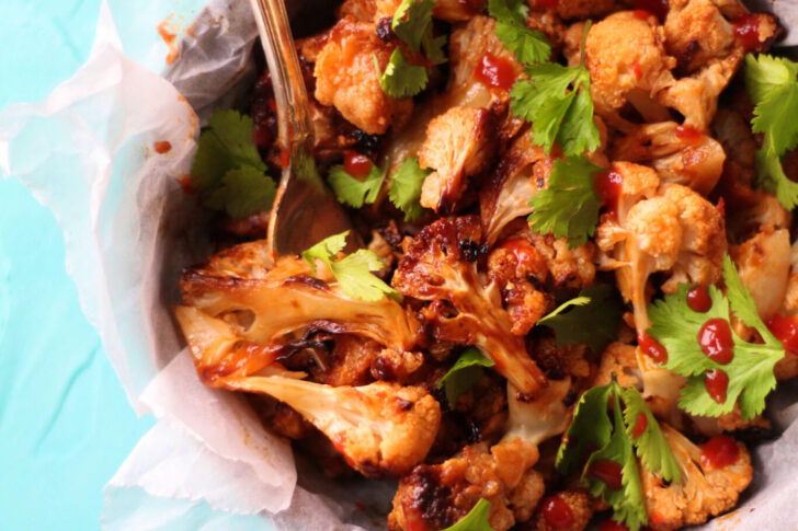 Bagt blomkål med chili, lime og hvidløg