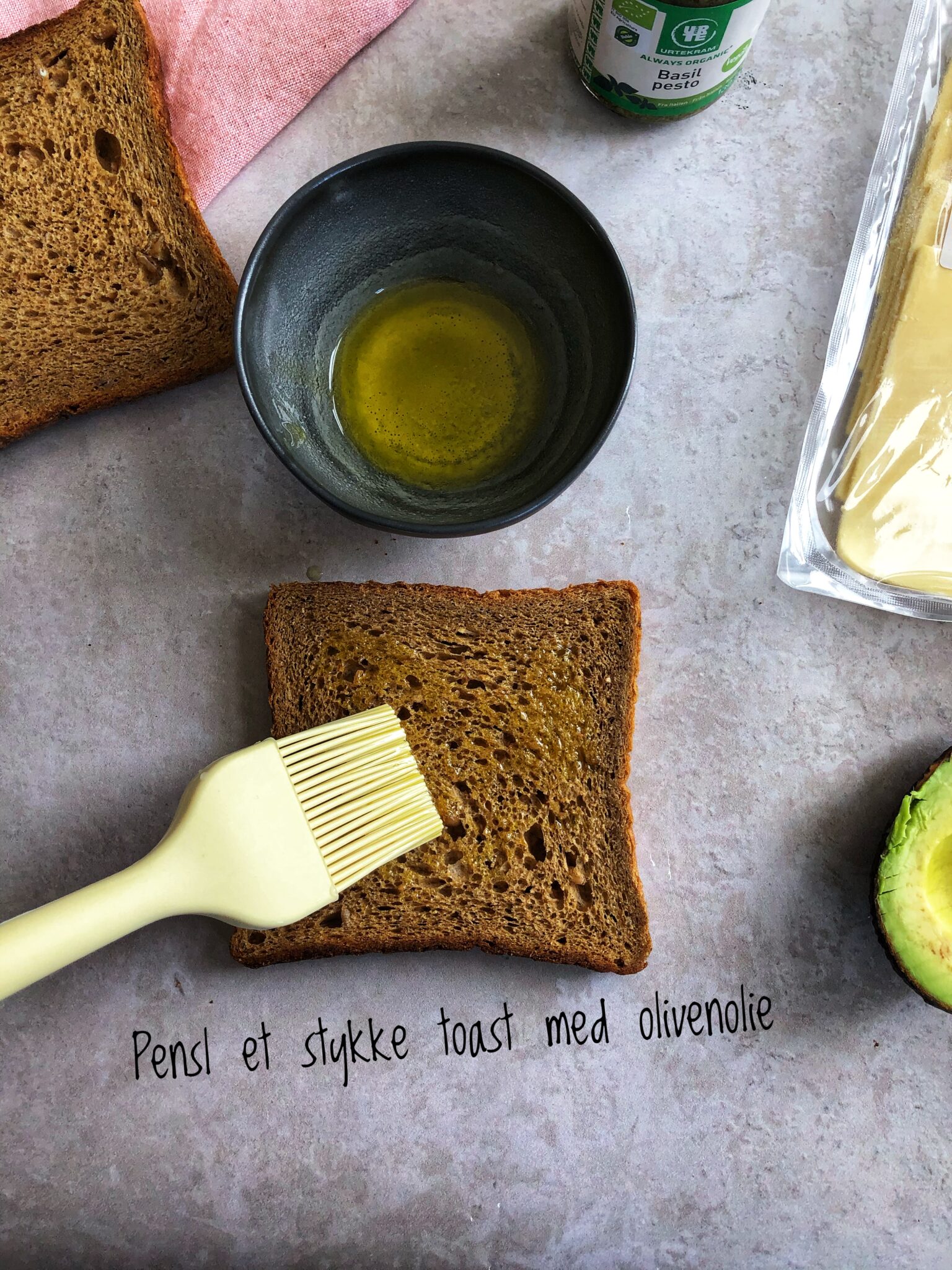vegansk toast med avokado og grøn pesto