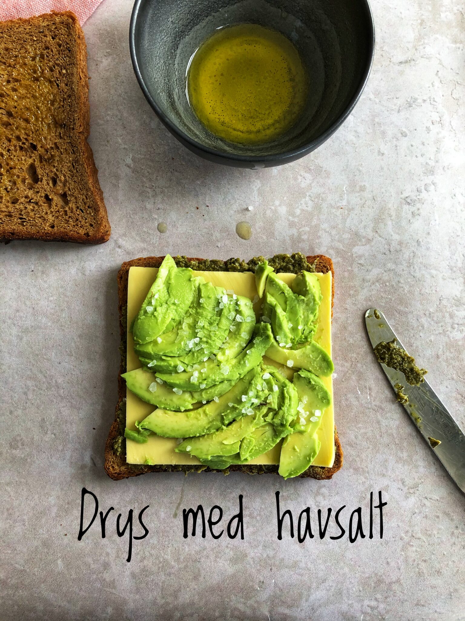 vegansk toast med avokado og grøn pesto