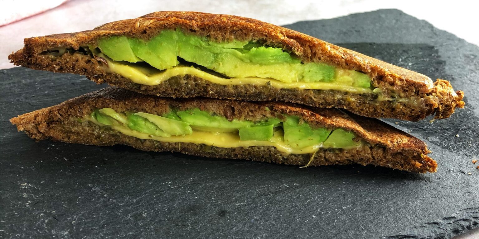 vegansk toast med avokado og grøn pesto