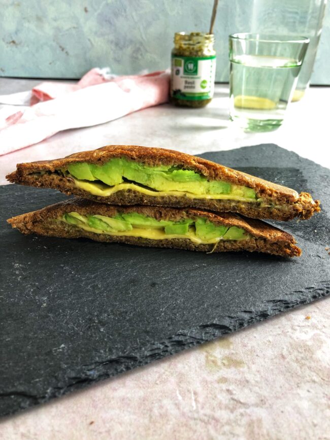 vegansk toast med avokado og grøn pesto