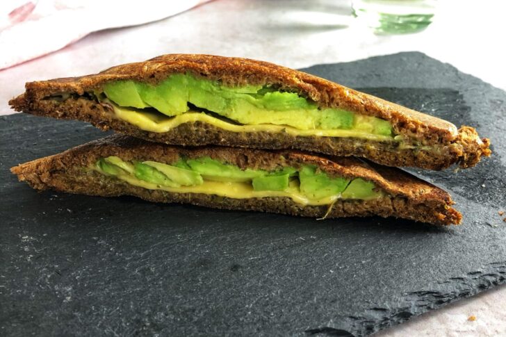 vegansk toast med avokado og grøn pesto
