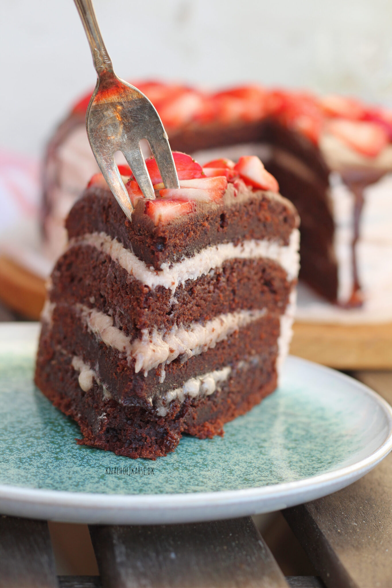 vegansk chokoladekage med jordbær smørcreme og chokoladeganache