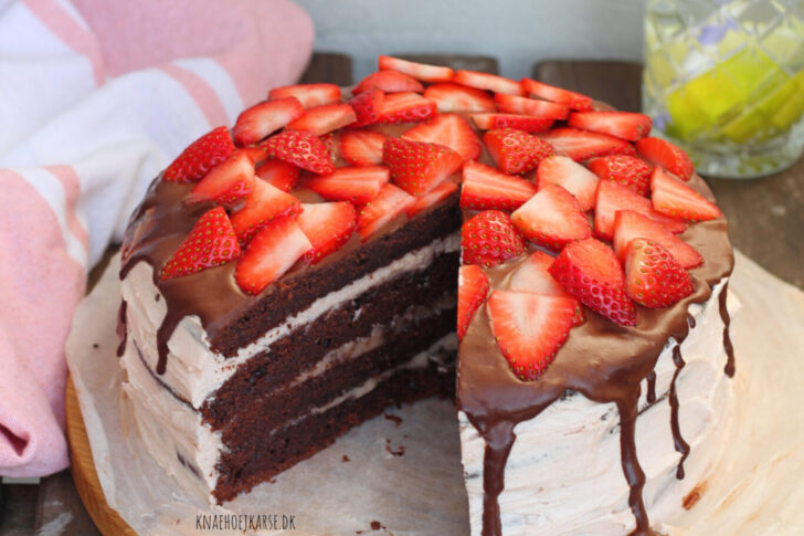 vegansk chokoladekage med jordbær smørcreme og chokoladeganache