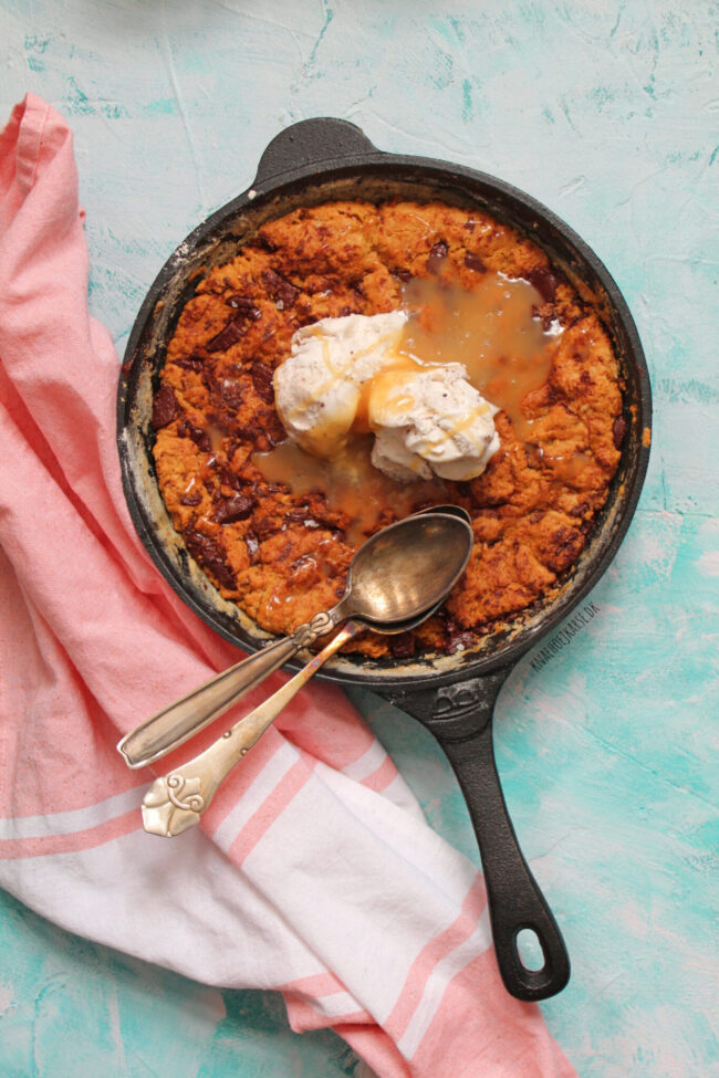 vegansk cookie skillet med chokolade, is og karamel