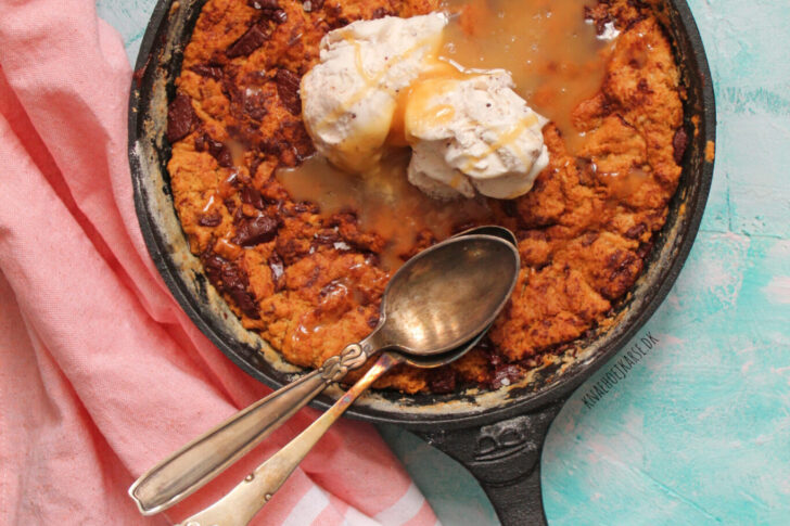 vegansk cookie skillet med chokolade, is og karamel