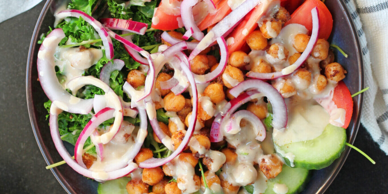 Kikærtesalat med den bedste tahindressing og lynsyltede rødløg