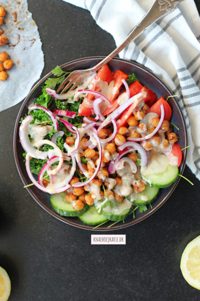 kikærtesalat med tahindressing Kikærtesalat med den bedste tahindressing og lynsyltede rødløg