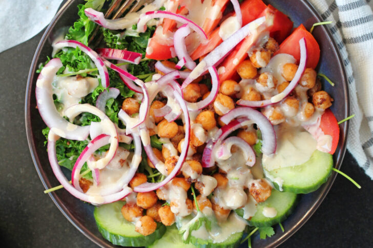 Kikærtesalat med den bedste tahindressing og lynsyltede rødløg