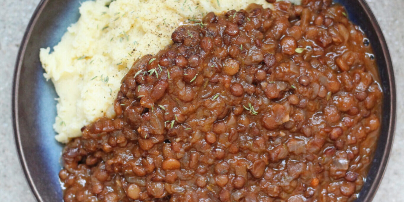 vegansk linsegryde med kartoffel/blomkålsmos