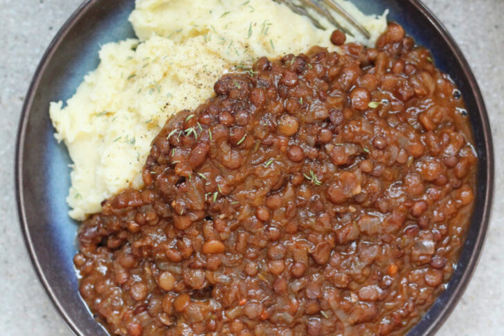 vegansk linsegryde med kartoffel/blomkålsmos