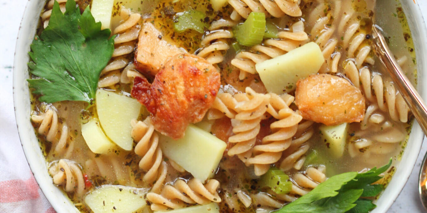 Vegansk chicken noodle soup