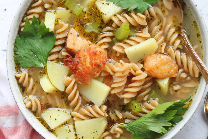 Vegansk chicken noodle soup