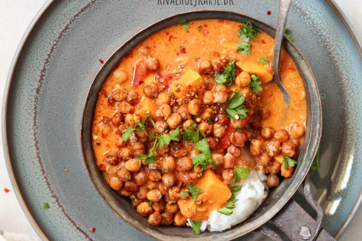 vegansk gryderet med sød kartoffel og kikærter