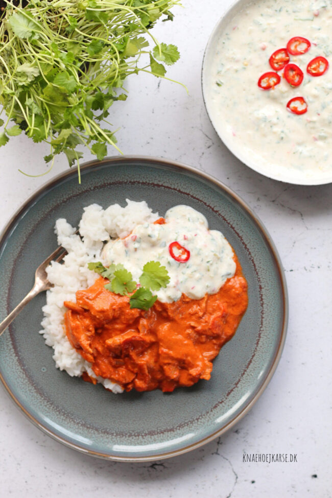 vegansk indisk ret med like meat og raita