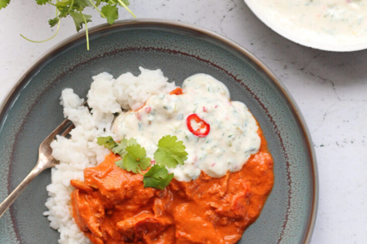 vegansk indisk ret med like meat og raita