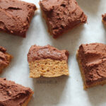 vegansk banankage med vegansk peanut butter frosting