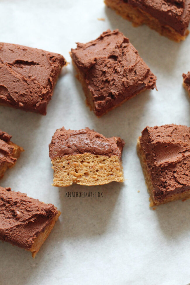 vegansk banankage med vegansk peanut butter frosting