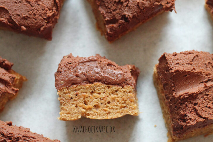 vegansk banankage med vegansk peanut butter frosting