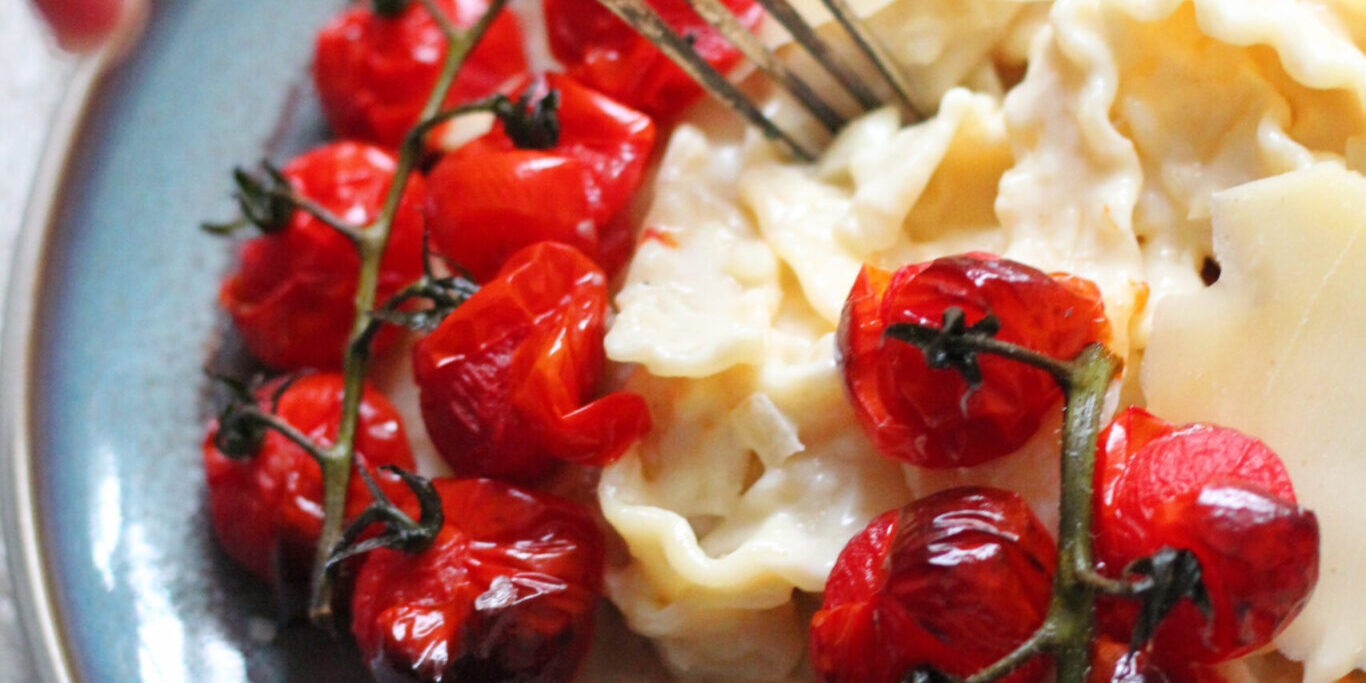 cremet vegansk pastaret med ovnbagte tomater