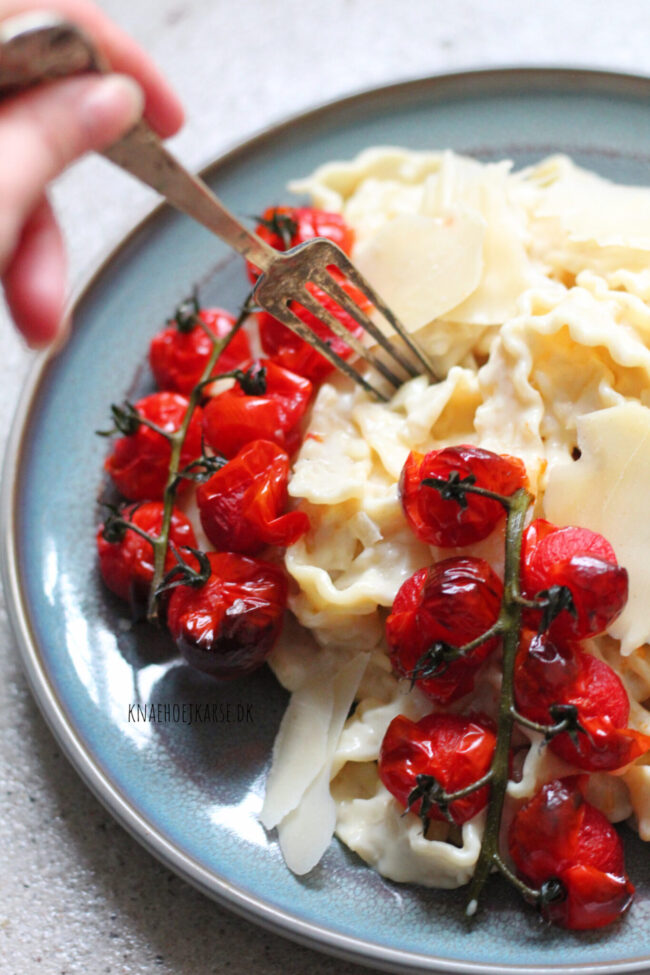 cremet vegansk pastaret med ovnbagte tomater