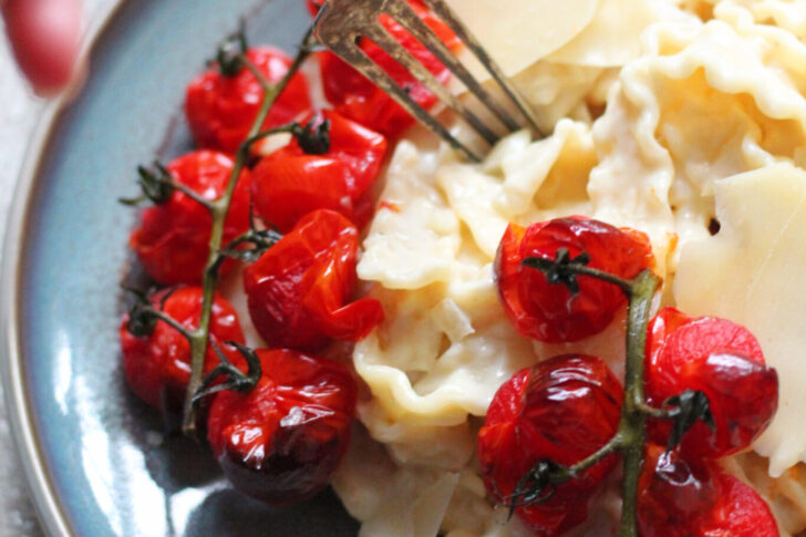 cremet vegansk pastaret med ovnbagte tomater