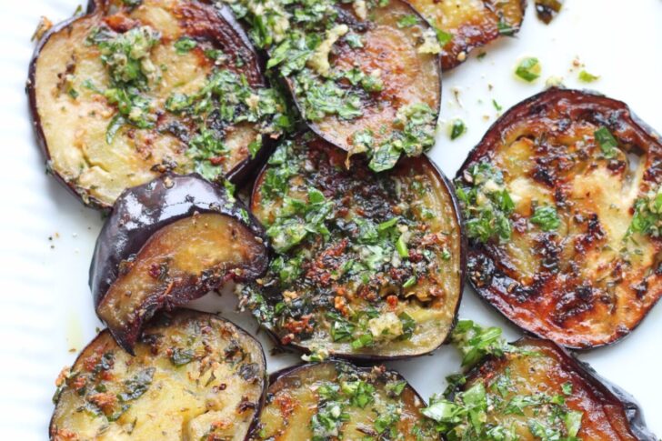 bagt aubergine med hvidløgsolie
