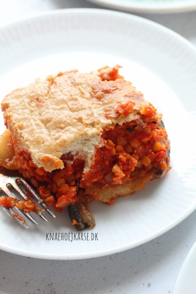 vegansk moussaka med linsesauce