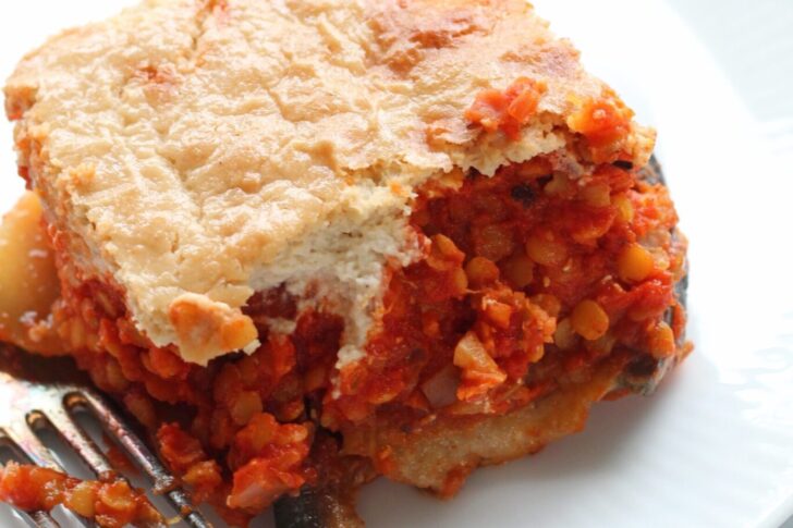 vegansk moussaka med linsesauce
