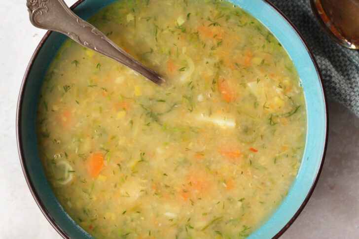 citrussuppe med dild og hvide bønner