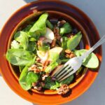simpel salat med æble og valnødder