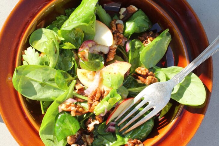 simpel salat med æble og valnødder